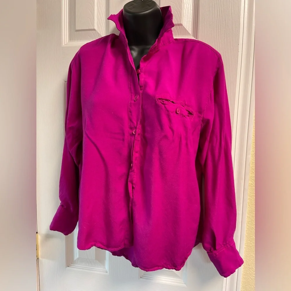 3/$30! ❤️Vintage 80s! Fuchsia, rayon blouse.  Great condition. M